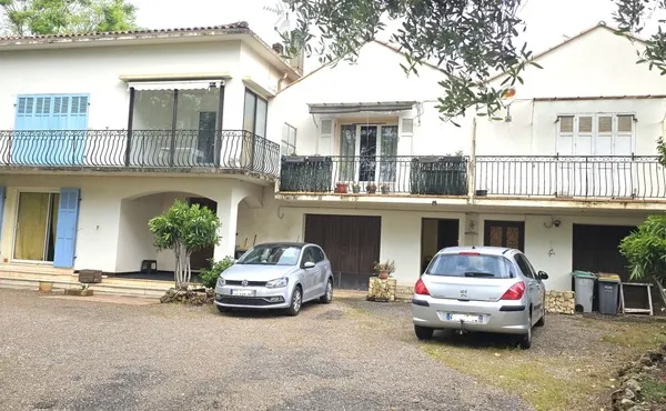 Ensemble immobilier T11 de 279 m2 avec garage, caves et hangar sur 816 m2 de terrain