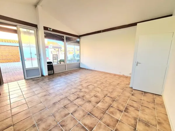 LOCAL COMMERCIAL DE 57 M2 PROCHE MER