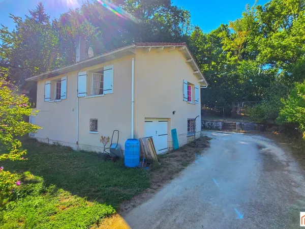 Maison avec terrain arboré de 1 180 m² et garage