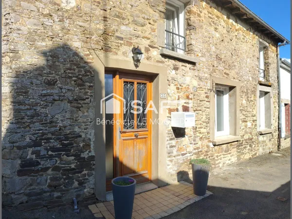 Belle Maison en pierre rénovée, jardin arboré, au coeur d'un village, proche de la Gare, axe Rennes-