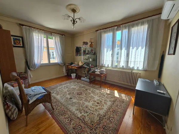 Rive-de-Gier (42800) - Maison 190 m² - Sous-sol 4 garages - Place Chipier - Cachet, volumes et prati