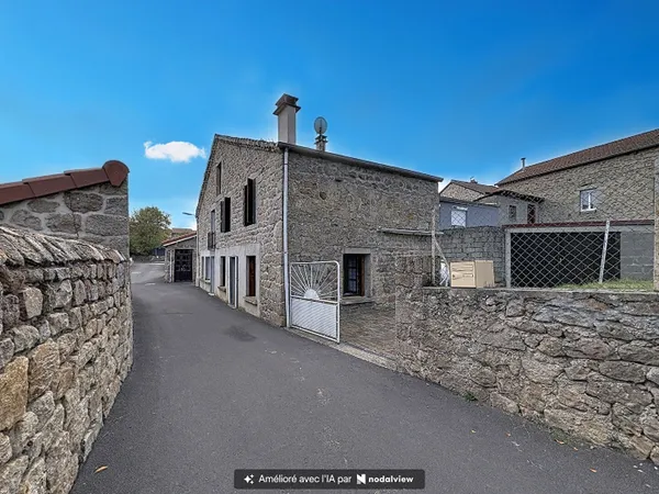 NOUVEAU ! Grazac : Maison mitoyenne en pierre de 100 m² environ avec grenier, garage et atelier sur 