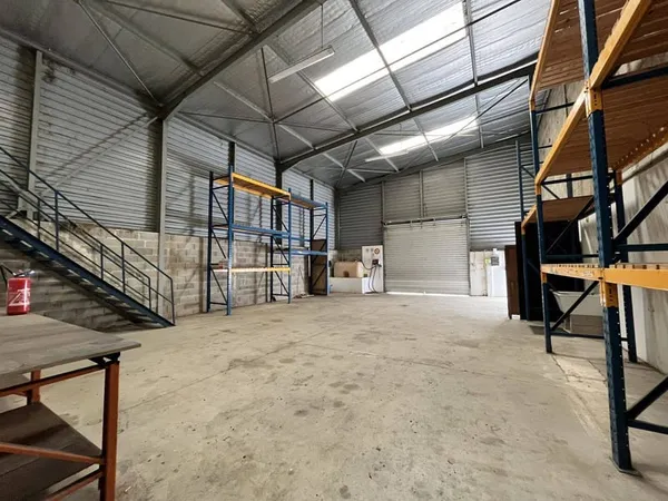 Local d'activité 3 pièces 315 m²