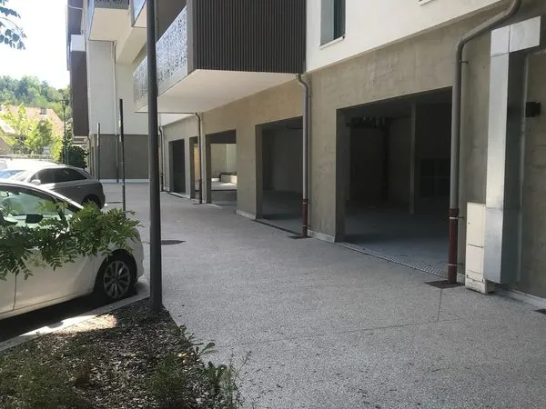 LOCAL 160 M 2 NEUF divisible ROUTE DE PARIS