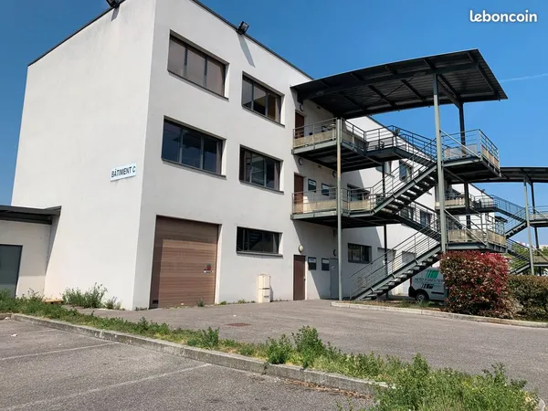 Local d'activité 100 m² + bureaux climatisés 100 m² — Parc Gonnet, Villeurbanne (69100)