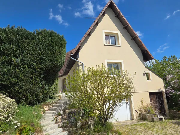 Maison familiale avec mode de vie plain-pied et grand jardin arboré.