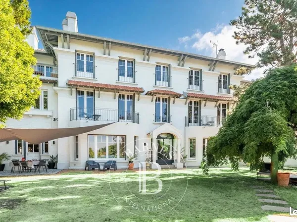 Maison 8 pièces 252 m²
