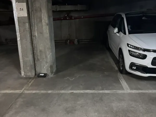 PARKING, 93, rue Falguière, 75015. Paris.