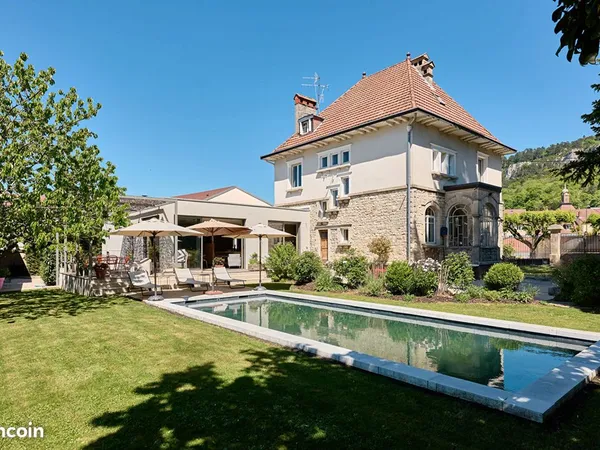 Maison 10 pièces 322 m²