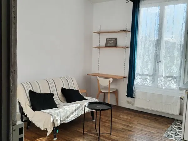 Vente studio Paris 20ème- Gambetta - Studio 16 m² lumineux, sans vis-à-vis, entièrement rénové -DPE 