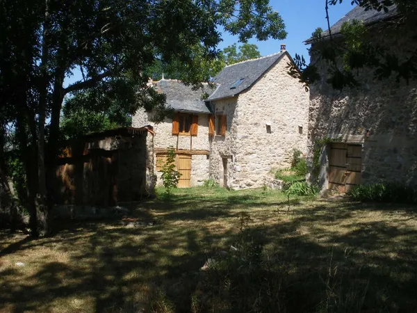 Ancienne ferme isolée et restaurée, Aveyron, 1 ha.