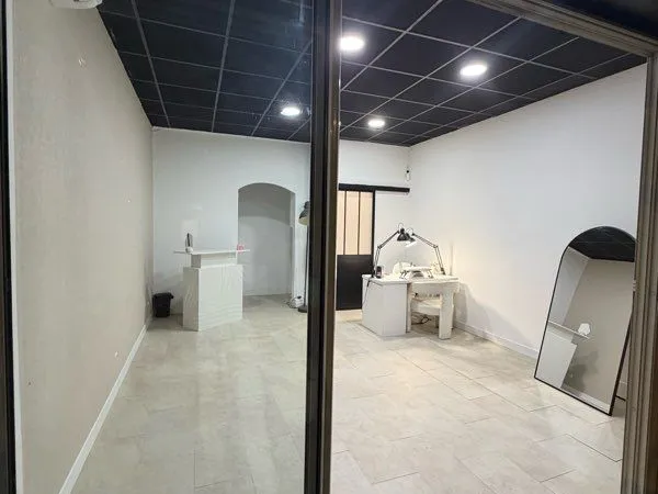 Ensemble de 2 locaux commerciaux côte à côte - À vendre