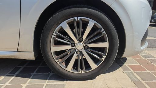 Peugeot 208 1.2 PureTech 82 - Style – 2018 – 60513 km – Essence – Boîte Manuelle — photo 18