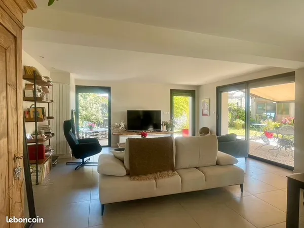 RDC - 3 chambres 99 m2 avec terrasses et parkings - Cachet & calme sur les hauteurs de Heyrieux