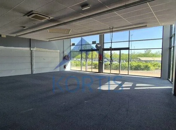 Local commercial 576 m²