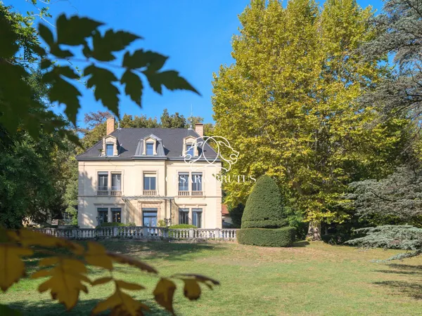Maison bourgeaoise avec annexes et piscine