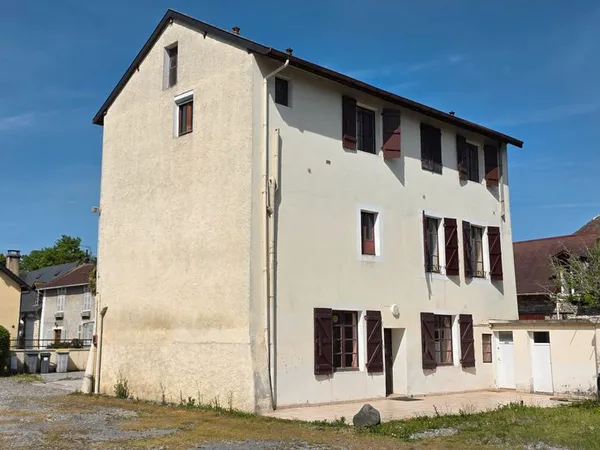 Ensemble immobilier de deux étages à rénover