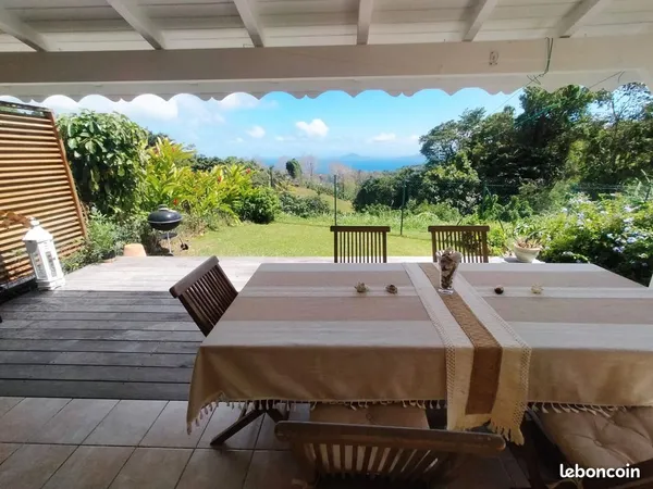 T4 vue mur dans résidence avec piscine à Dole (Gourbeyre)