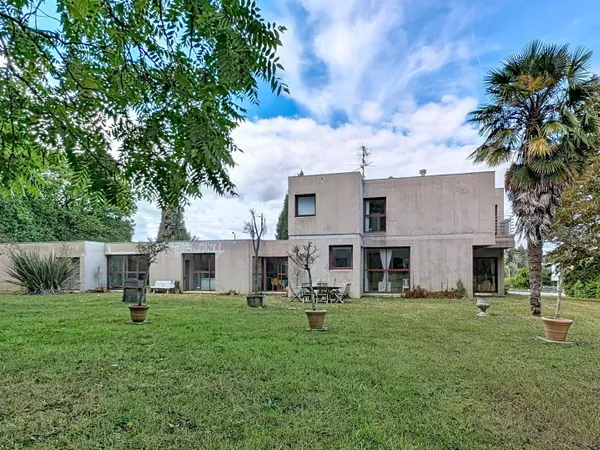 Grande maison avec vie de plain pied et terrain constructible
