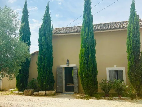 Grande maison et terrain piscinable à Apt