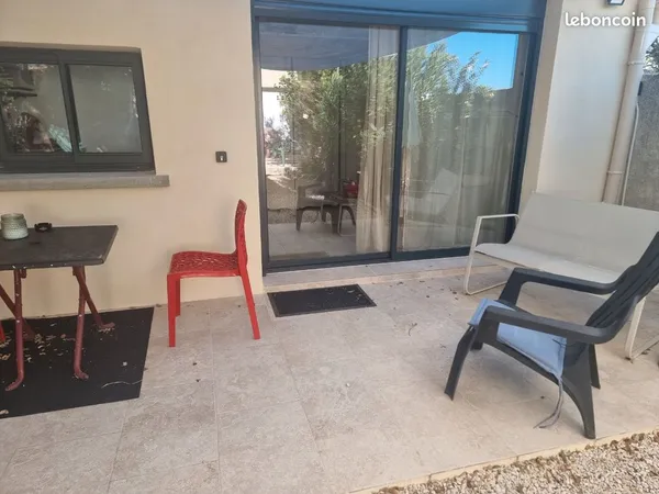 Studio meublé. Terrasse parking. Charges comprises