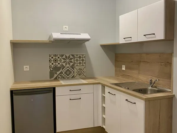 A MONSEMPRON-LIBOS, T1 RÉNOVÉ EN REZ-DE-CHAUSSÉE AVEC PLACE