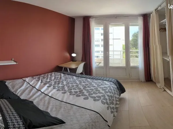 Chambre meublée avec douche privative