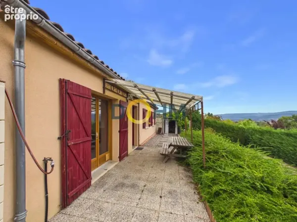 Maison de plain-pied avec terrain attenant .