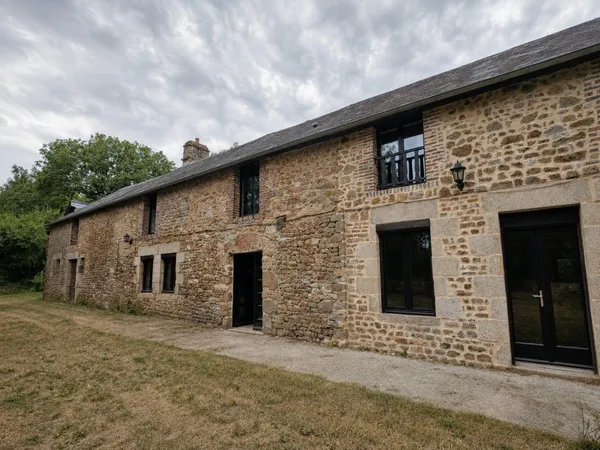 Longère en pierre, dépendances et 2,6 hectares