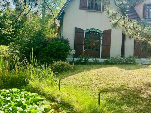 Maison de caractère avec jardin arboré piscinable