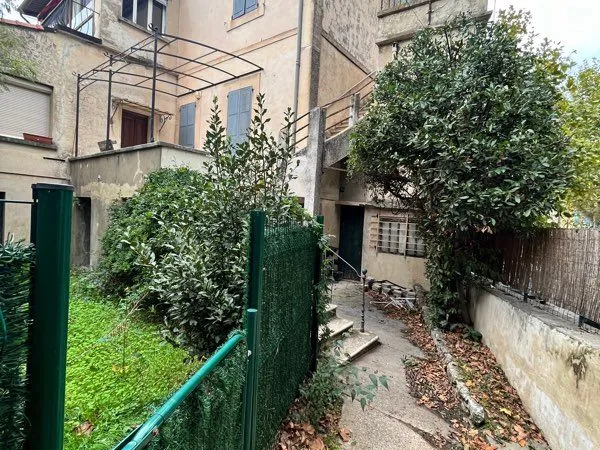 Maison de ville avec jardin et dépendances