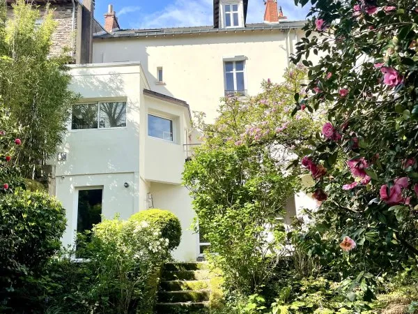 Maison - 236 m² - 8 pièces - Jardin - Canclaux