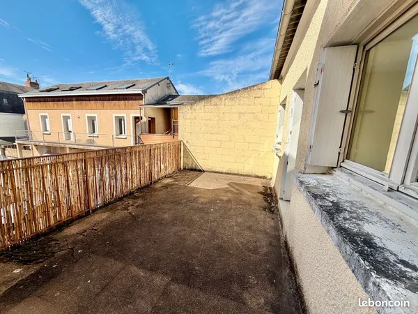Appartement T2 de 74 m² avec terrasse - Proche gare Châtellerault - 600 CC