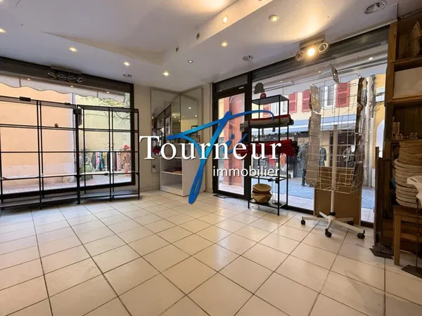 SANARY RUE PIETONNE LOCAL COMMERCIAL AVEC TERRASSE PRIVEE EN ANGLE EMPLACEMENT 1ER ORDRE