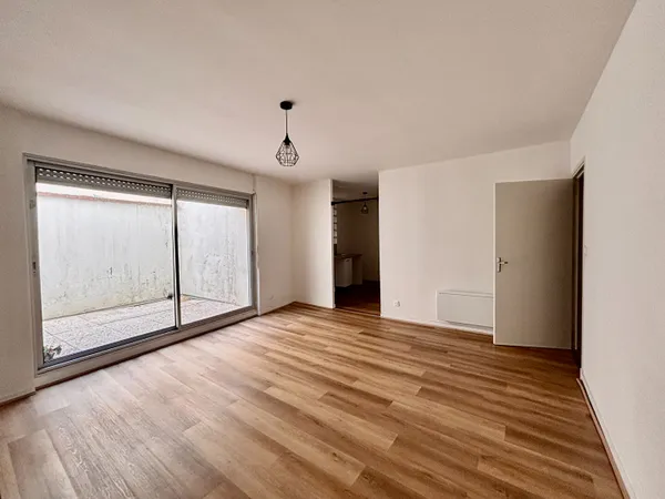 PAMIERS - A LOUER - APPARTEMENT T2 1ER ETAGE AVEC COUR