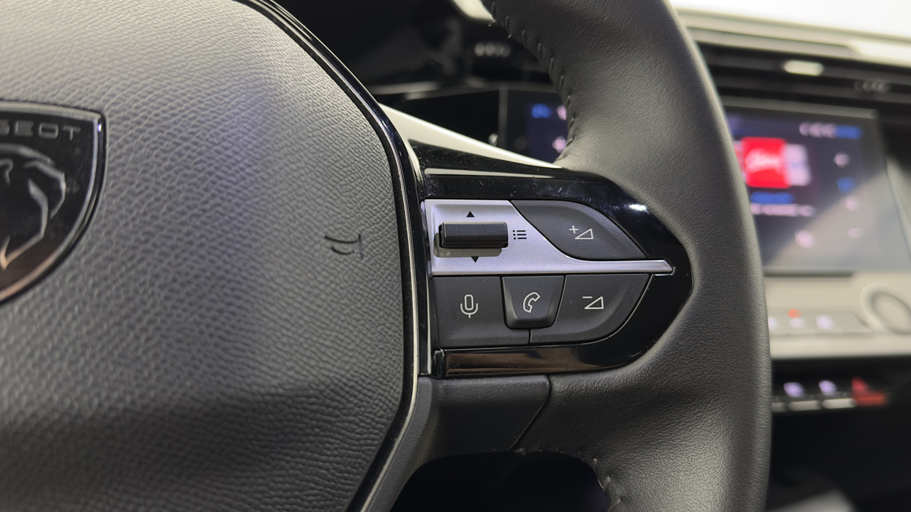 Peugeot 308 SW PHEV 180 e-EAT8 — photo 17
