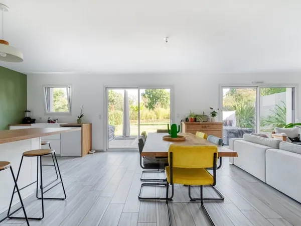 Maison moderne avec grand jardin !