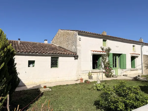 Maison Charentaise avec garage et jardin