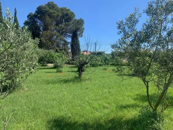 Terrain constructible 680 m²