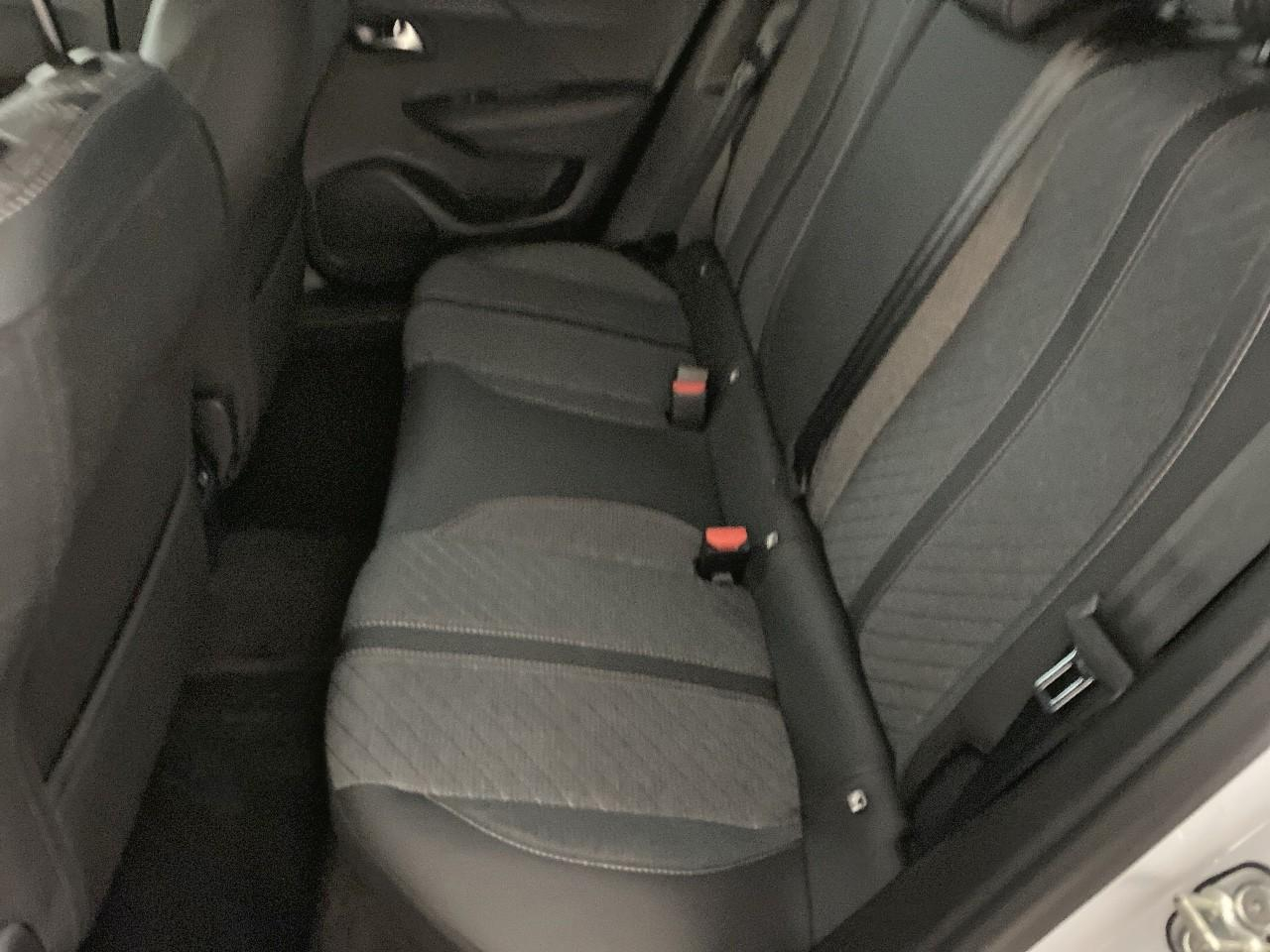 Peugeot 2008 hybrid 145 ch e-dcs6 allure — photo 10