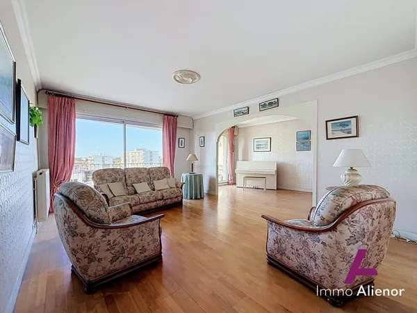 Appartement avec balcon, cellier et 2 parkings