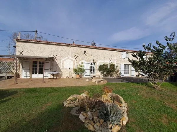 MAGNIFIQUE MAISON EN PIERRE ENTIÈREMENT RÉNOVÉE