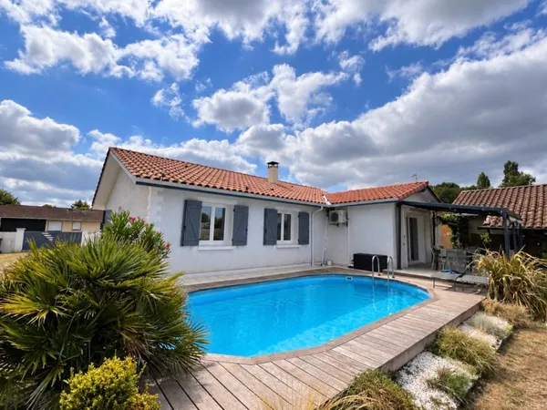 Maison à vendre - 3 chambres et 1 bureau - garage - Piscine - Saint Pierre Du Mont d'environ 98 m2