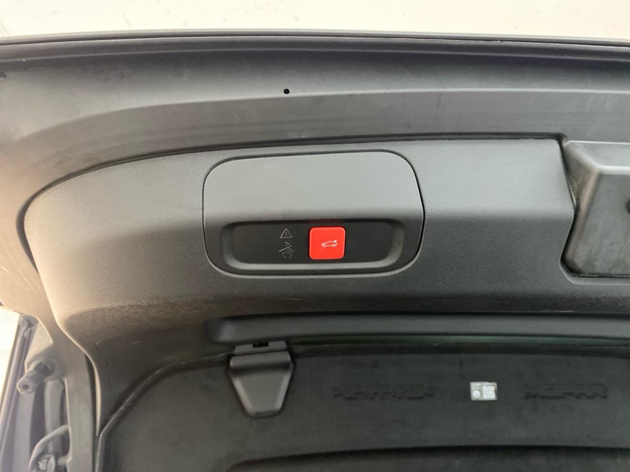 Peugeot 408 hybrid 145 e-dcs6 gt — photo 17