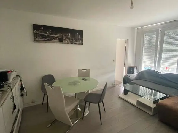 Appartement situé résidence Lionel menus beaucoup de magasins à disposition