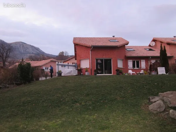 Villa mitoyenne recente