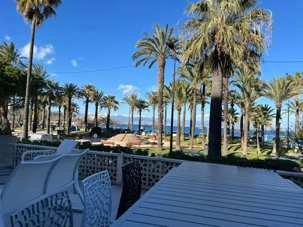 ANTIBES - Villa face à la mer meublée de type 6 - 131m²