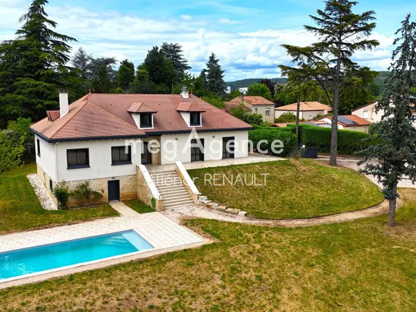 Villa haut de gamme avec jardin et piscine - 255 m²