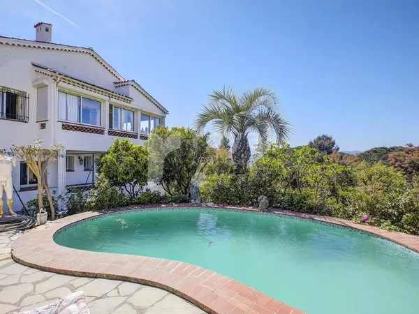 Villa avec une vue dégagée