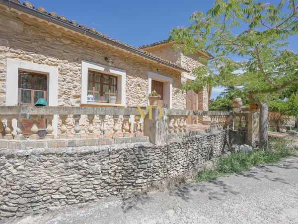 Ferme de caractère à réinventer Un domaine de 8,8 hectares au coeur de la Provence